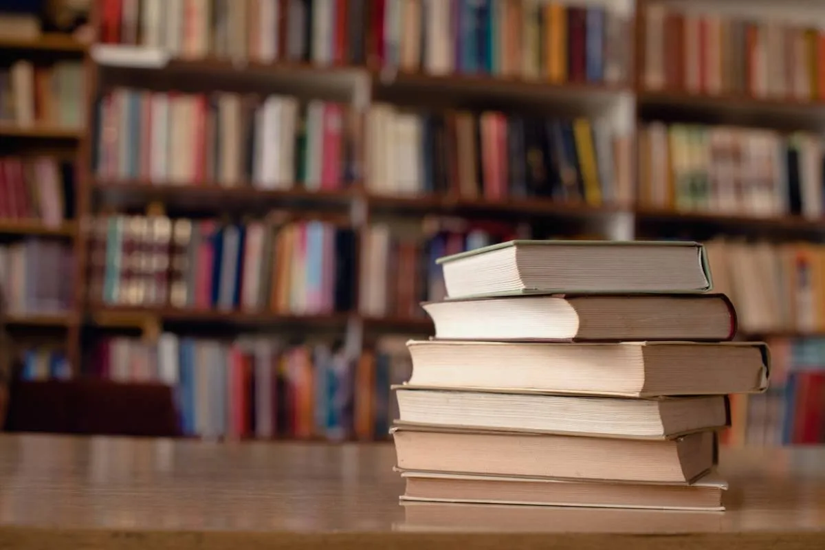 Donnez vie à vos étagères grâce à un kit book nook DIY
