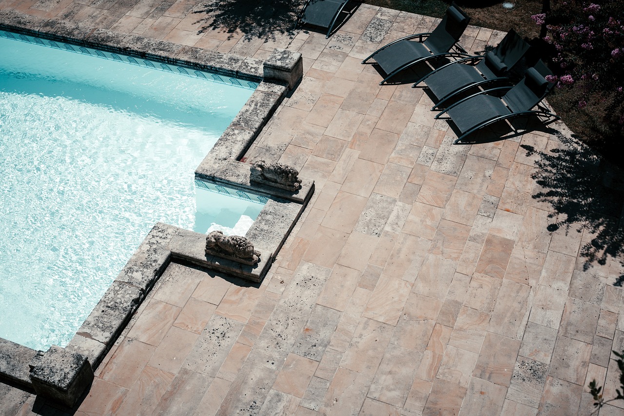 Choisir le travertin pour le tour de sa piscine