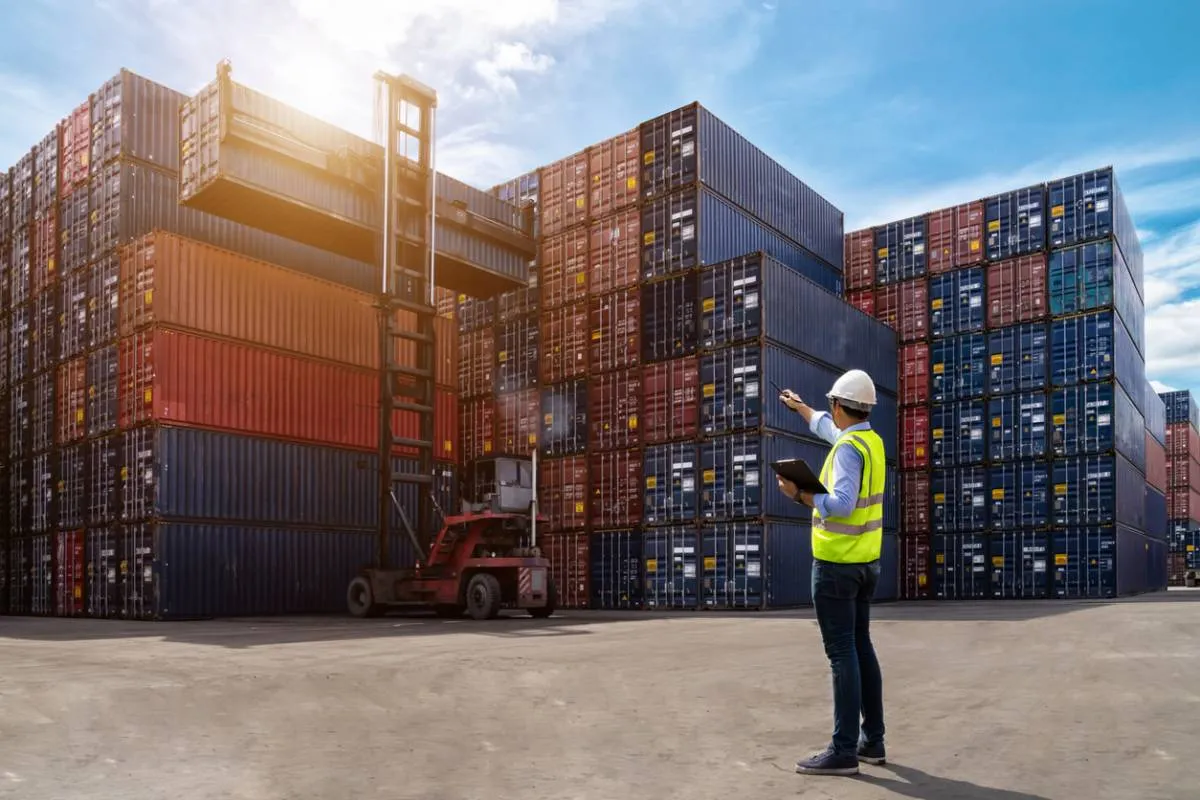 Du quai au destinataire : bien acheter son container maritime