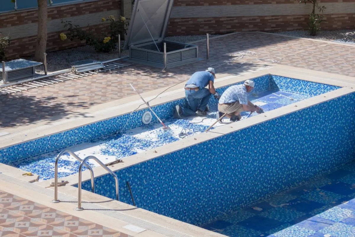 Un bassin vieillissant transformé en piscine moderne et élégante