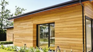 Pourquoi choisir un bardage bois pour rénover votre façade ?