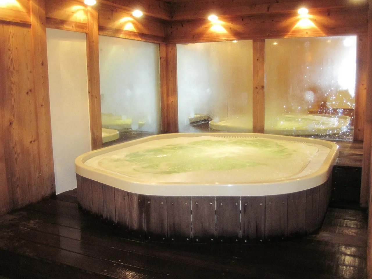 Plongez dans le confort : pourquoi installer un spa de nage chez soi ?