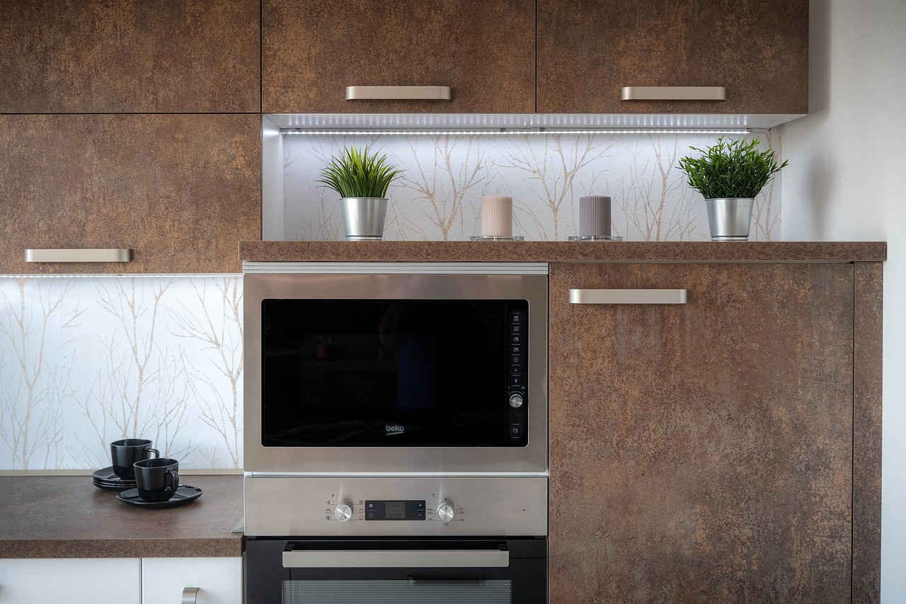 Comment nettoyer la porte du four entre les 2 vitres : voici nos astuces