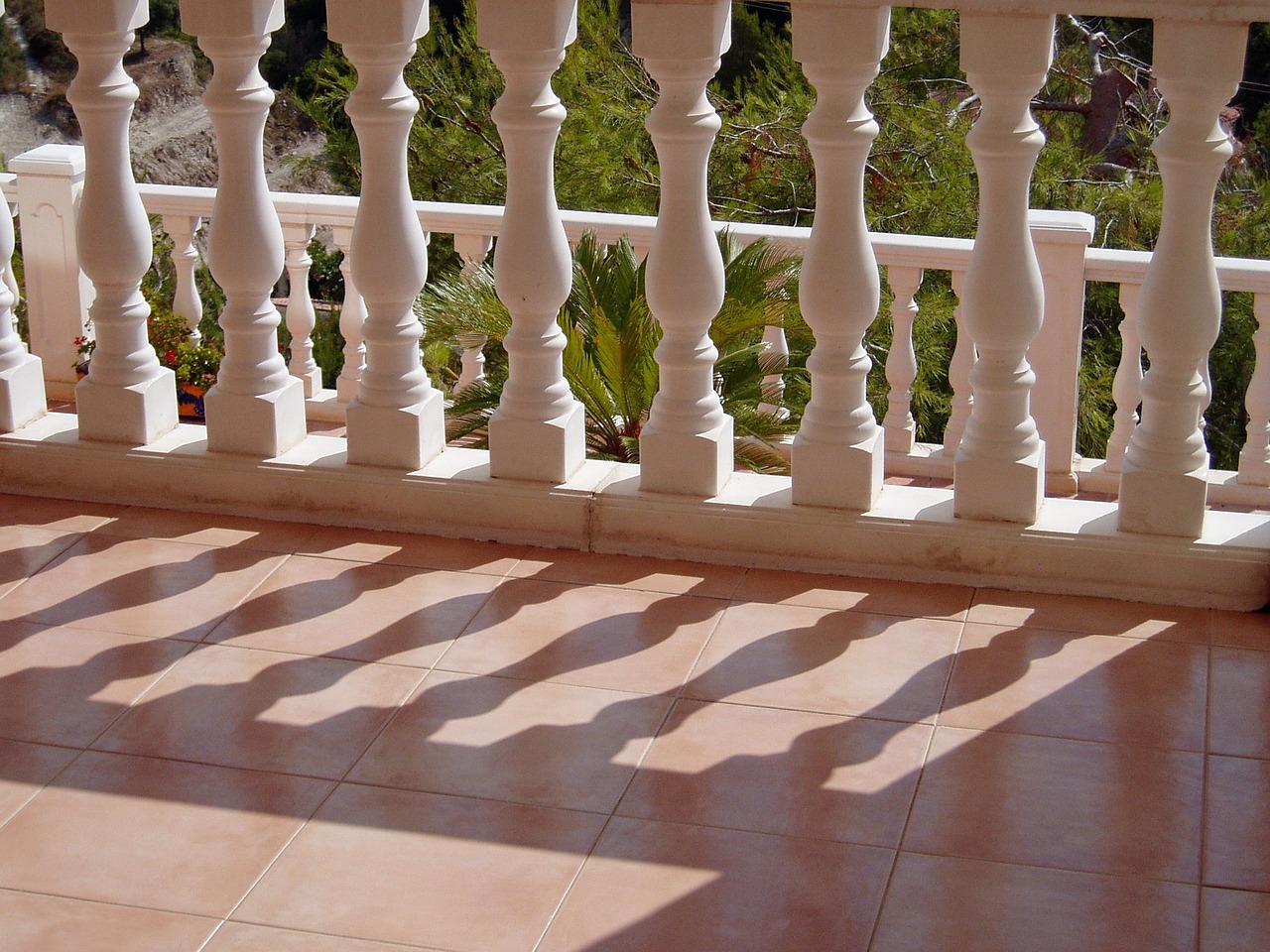Quels sont les avantages du travertin pour les terrasses ?