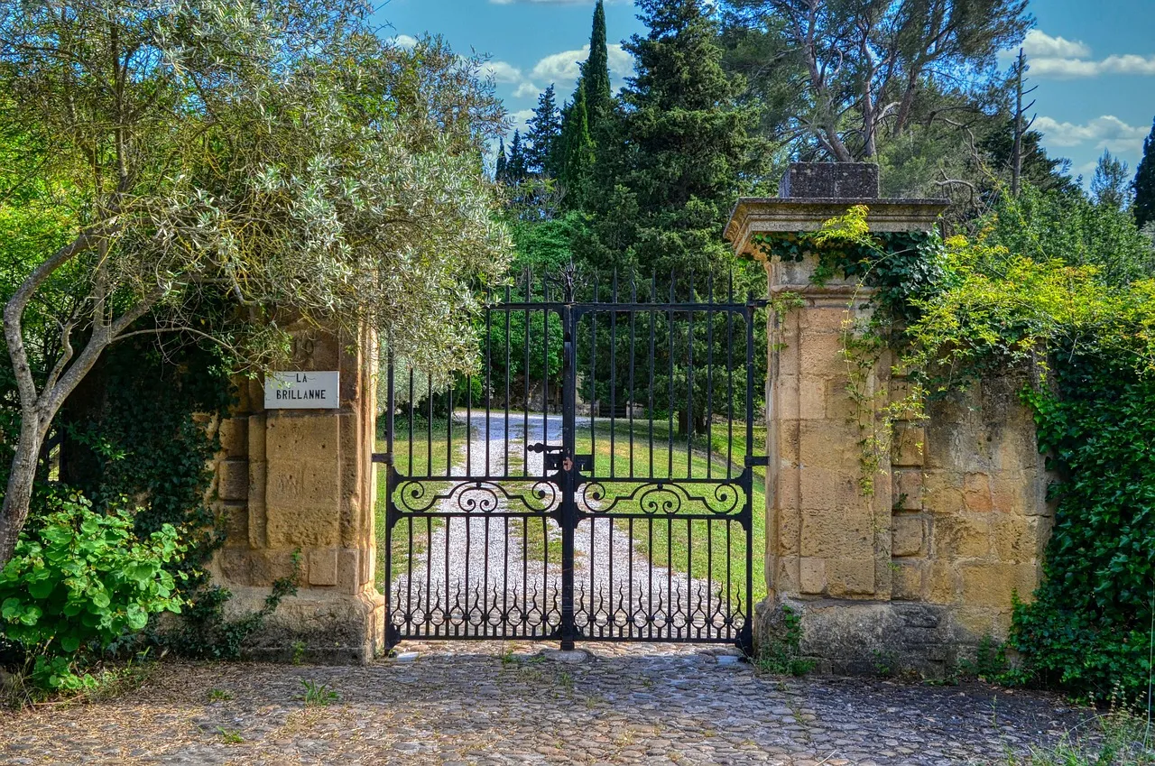 Découvrez les avantages du portail aluminium Kostum pour votre extérieur