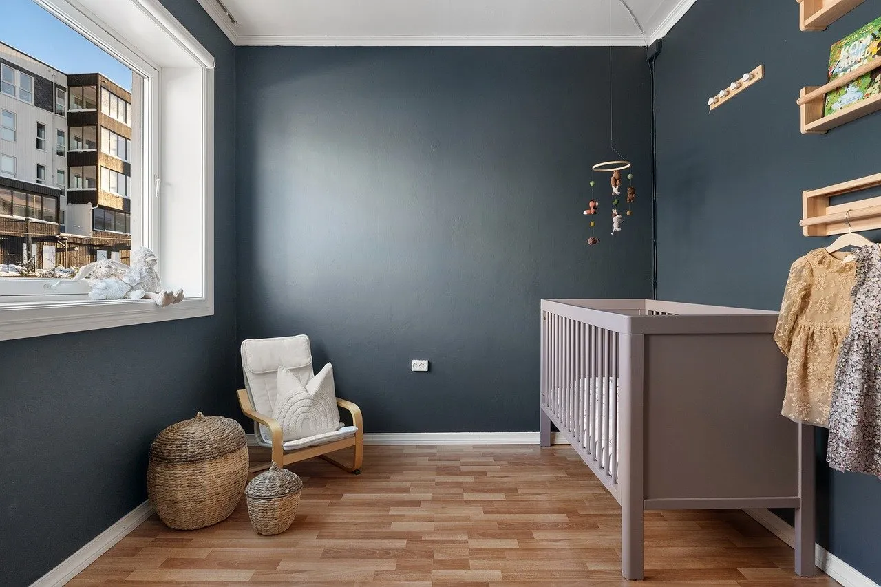 Le fauteuil à bascule dans une chambre d’enfant. Pourquoi et comment l’adopter