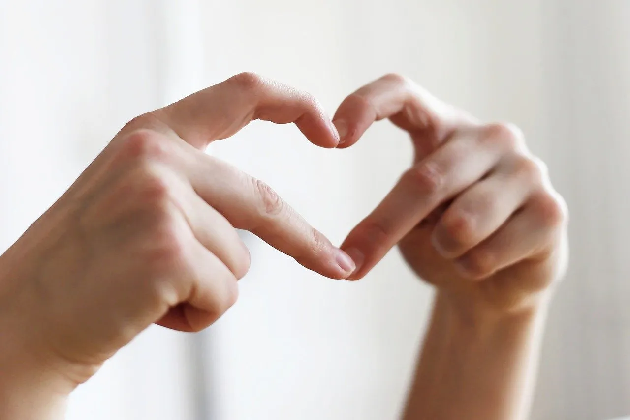 Comment enlever de la colle forte sur les doigts : voici nos conseils et astuces