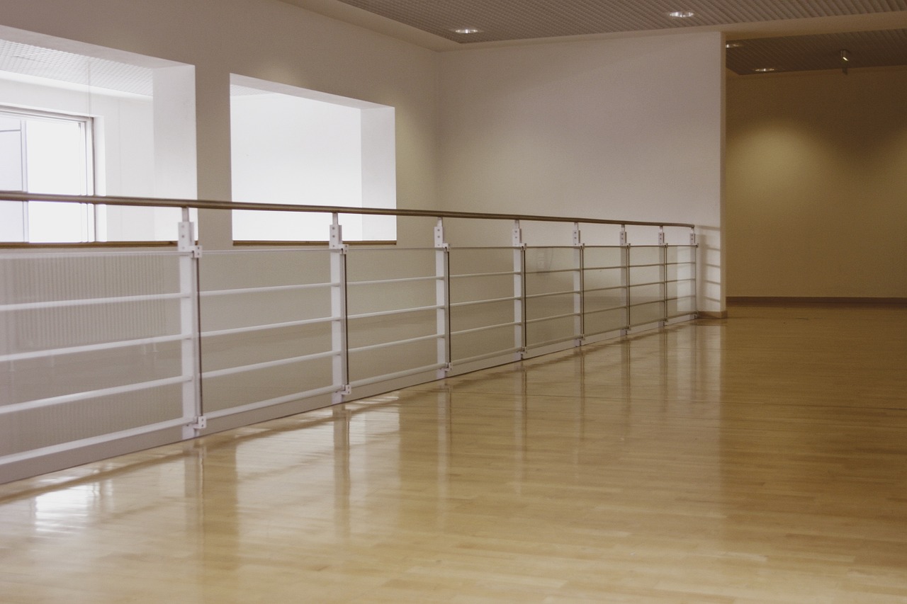 Sol qui gondole ou se décolle : comment éviter les mauvaises surprises en zone humide ?