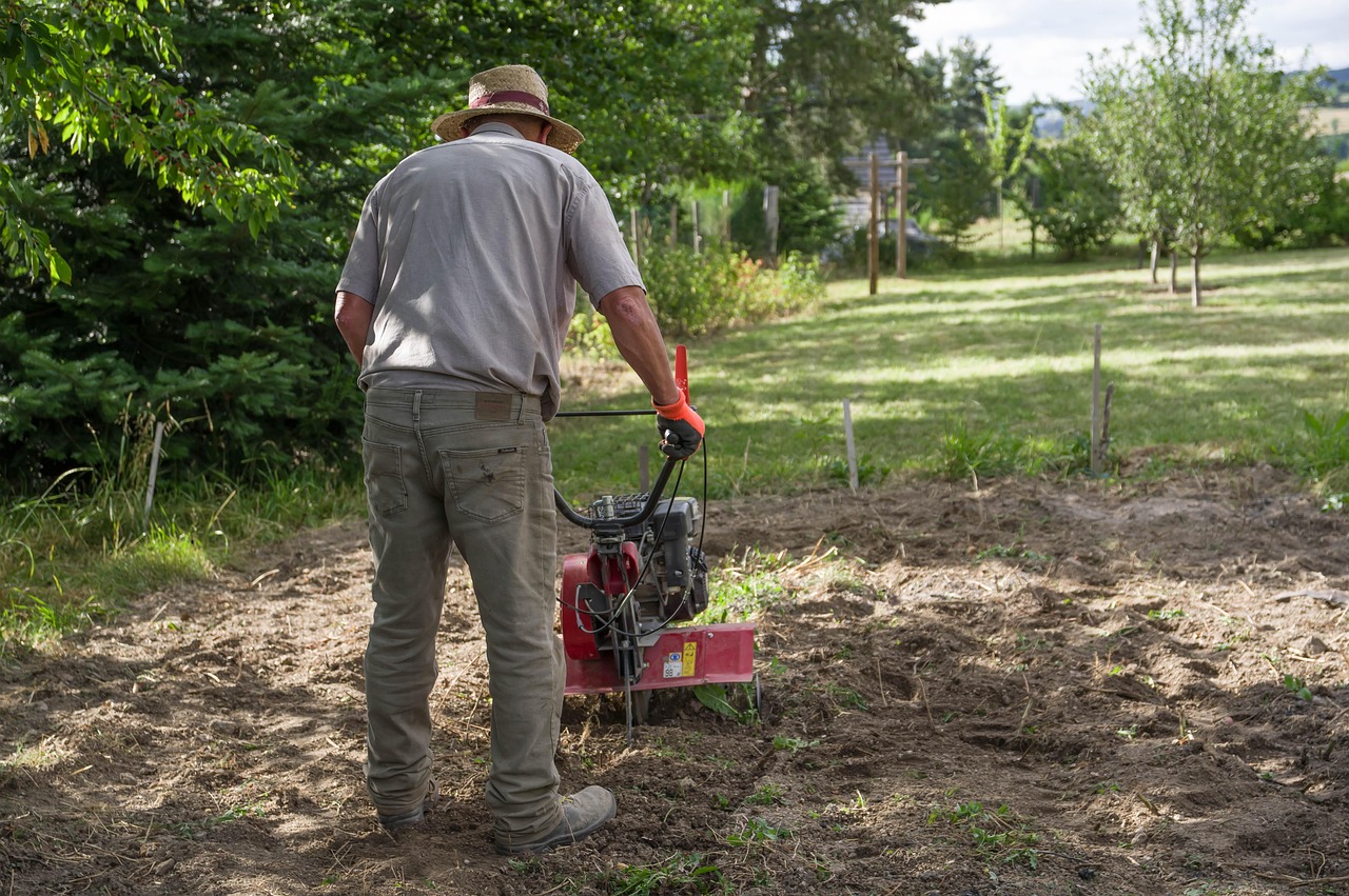 Motoculteur ou grelinette : quel outil privilégier pour aérer le sol pour un nouveau jardin ?
