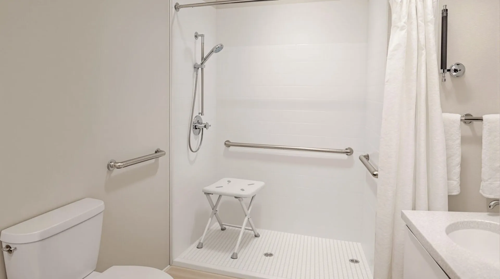 Installation d’une douche sénior : un aménagement essentiel pour favoriser l’autonomie à domicile