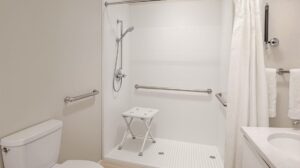 Installation d’une douche sénior : un aménagement essentiel pour favoriser l’autonomie à domicile