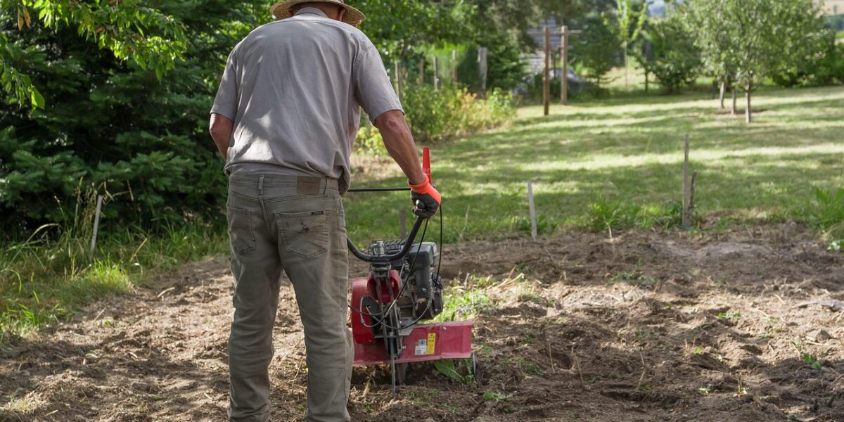 Motoculteur ou grelinette : quel outil privilégier pour aérer le sol pour un nouveau jardin ?